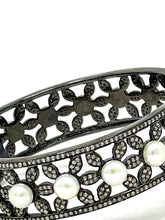 Load image into Gallery viewer, Diamond flowers and pearls bracelet
